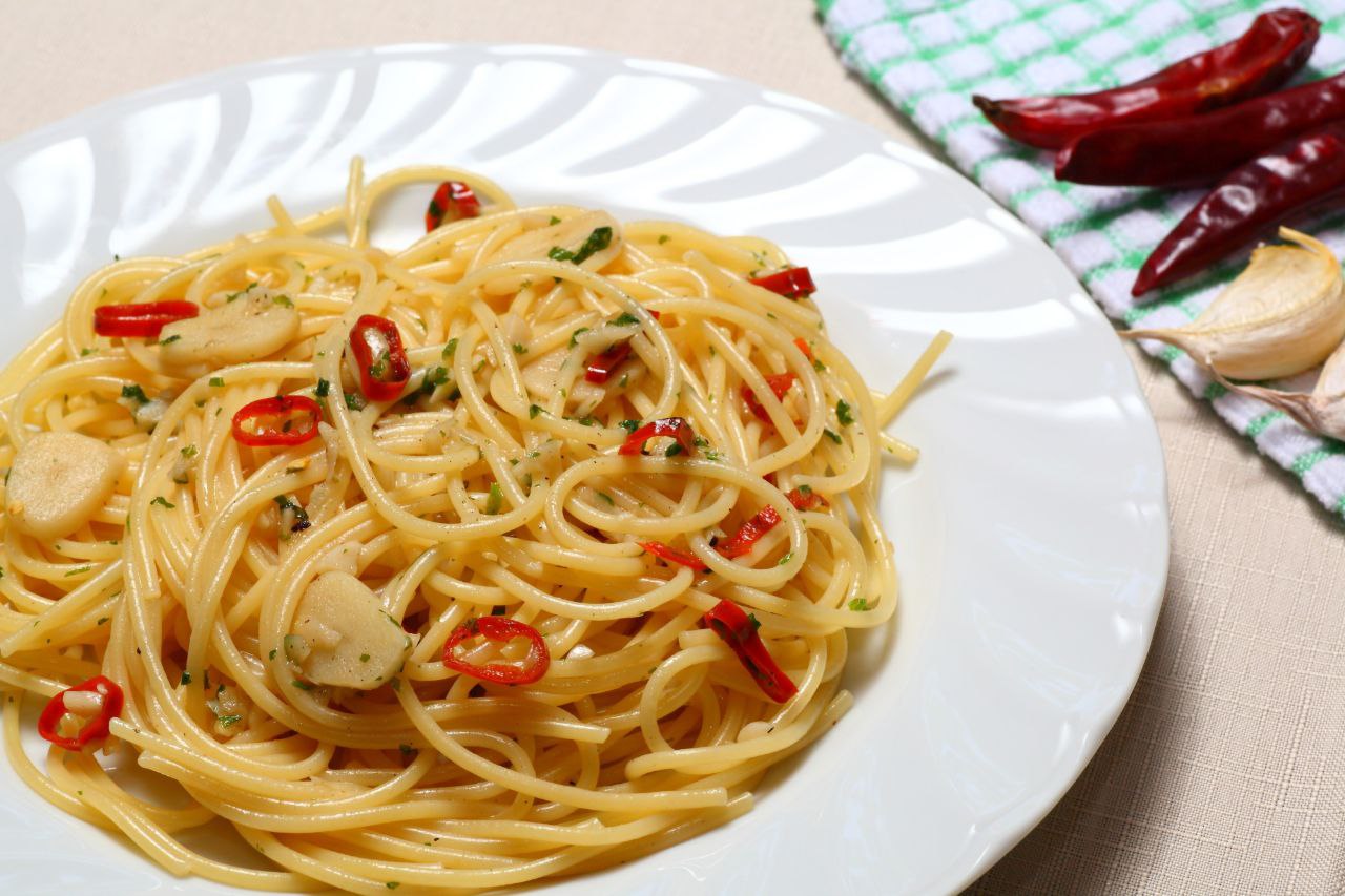 Spaghetti al aglio, olio e peperoncino